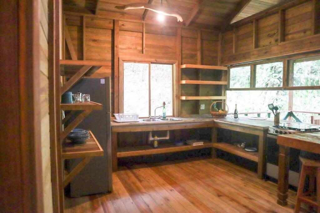 Jungle Beach 2 Bedroom Cottage ボカス・タウン エクステリア 写真